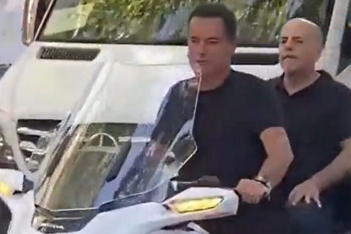 Ο Ατζούν Ιλιτζαλί έγινε viral επειδή δεν φορούσε κράνος, ενώ οι Τούρκοι δεν αναγνώρισαν τον άνθρωπο που είχε στη μοτοσυκλέτα του