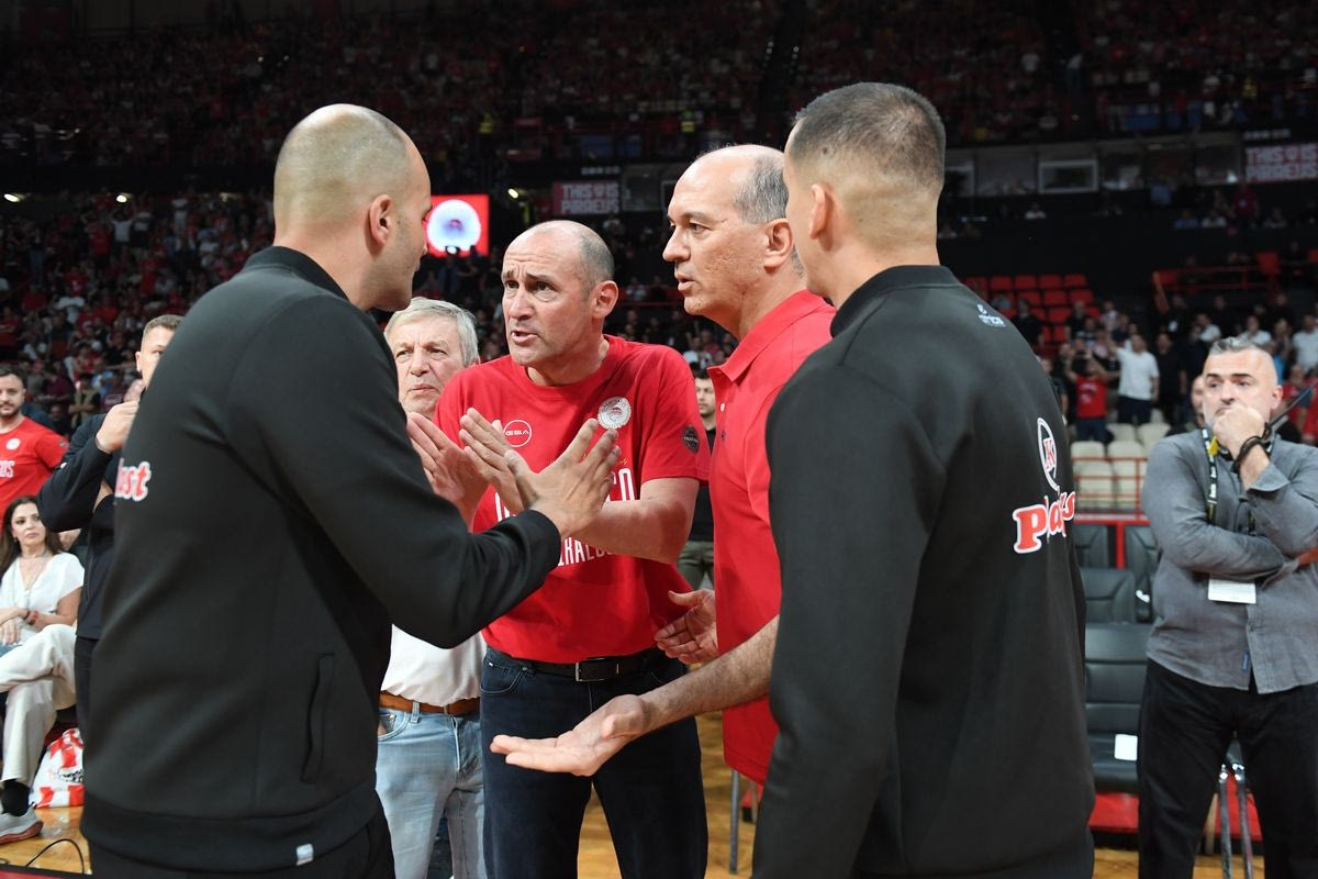 Η συζήτηση των Παναγιώτη και Γιώργου Αγγελόπουλου με τους διαιτητές