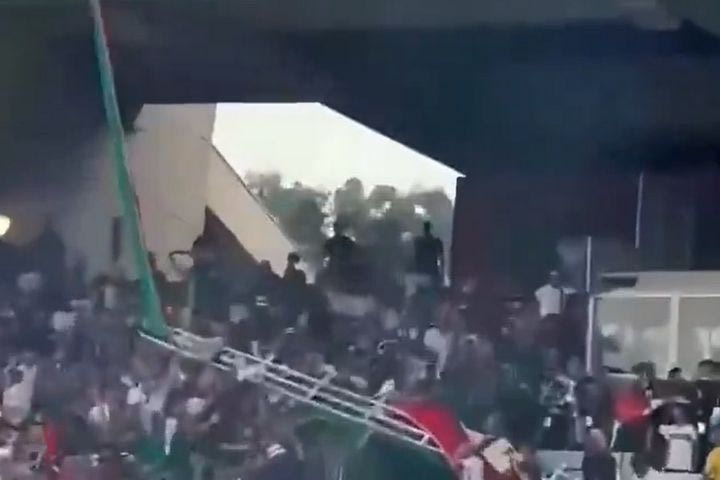 Τραγωδία στην Αλγερία: Κιγκλίδωμα κατέρρευσε και οπαδοί έπεσαν από το πάνω διάζωμα, τρεις νεκροί και 80 τραυματίες