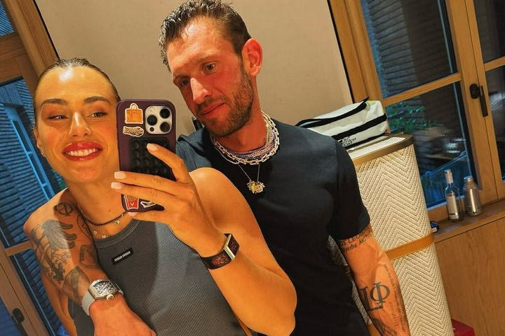 Η Αρίνα Σαμπαλένκα ξεχνά τον χαμένο τελικό με διακοπές στη Μύκονο με τον σύντροφό της, Γεώργιο Φρανγκούλη