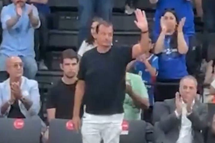 Ο Αταμάν πήγε στο γήπεδο της Εφές και χειροκροτήθηκε από τους φίλους της