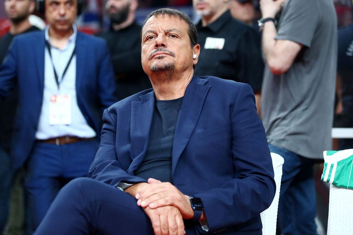 Ο Αταμάν με τα ακουστικά στον πάγκο