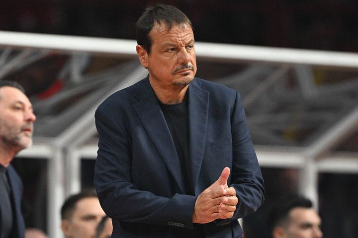 Αταμάν: “Έφεραν τόσες ελληνικές σημαίες και στον Ολυμπιακό αγωνίζεται μόνο ένας Έλληνας, οι άλλοι είναι ψεύτικοι”