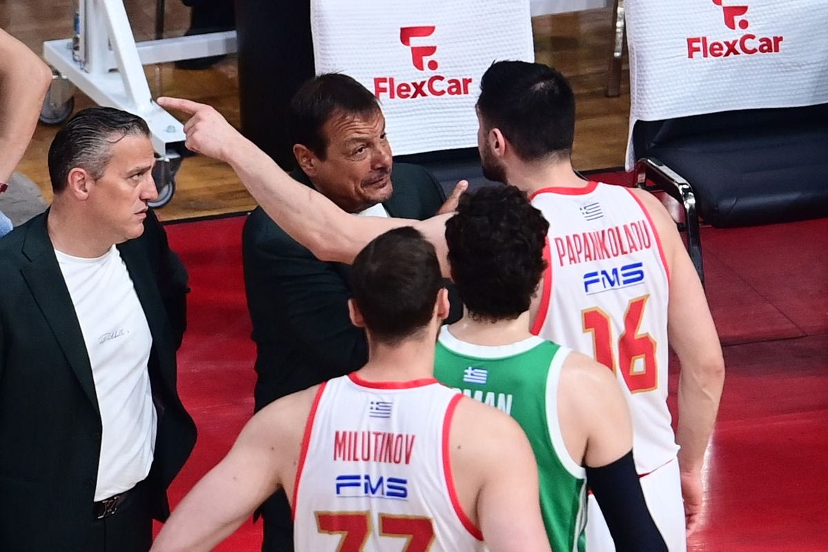 H έντονη συζήτηση του Εργκίν Αταμάν με τον Κώστα Παπανικολάου