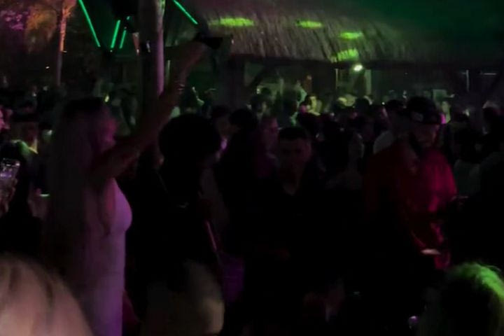 Ολυμπιακός: Ο τρελός χορός της Μπέριλ ΜακΚίσικ με το μετάλλιο του πρωταθλητή σε μαγαζί της παραλιακής