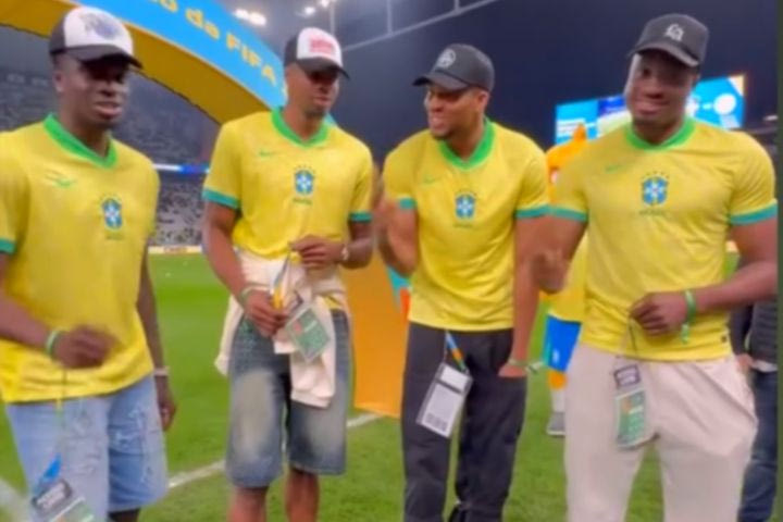 Τα αδέρφια Αντετοκούνμπο με τη φανέλα της Βραζιλίας στο γήπεδο, για χάρη της Σελεσάο