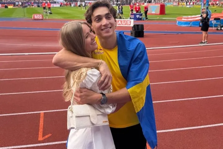 Ο Ντουπλάντις έσπασε το ρεκόρ και έτρεξε στην αγκαλιά της Ντεσιρέ, που ξέσπασε σε κλάματα