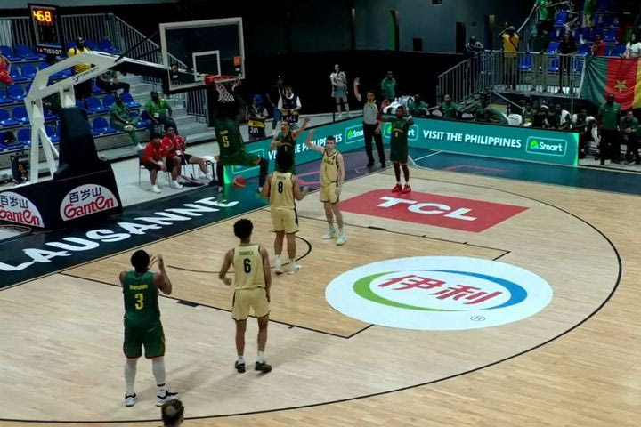 Αδιανόητο σκηνικό στο Παγκόσμιο U19, ο σέντερ του Καμερούν κάρφωσε στο καλάθι της ομάδας του και βοήθησε την Αυστραλία να φέρει τούμπα το ματς