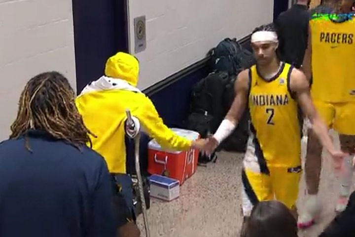 NBA Finals: Ο Χαλιμπάρτον περίμενε με πατερίτσες τους συμπαίκτες του στα αποδυτήρια για να τους παρηγορήσει