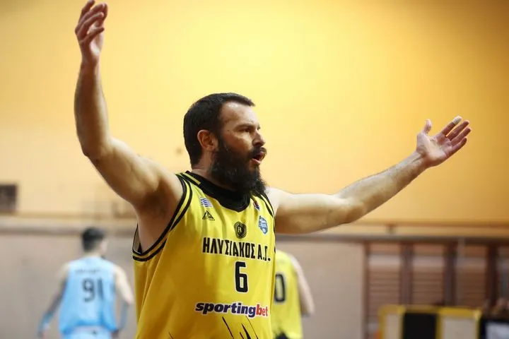 Ο Φώτσης ανανέωσε με τον Ηλυσιακό και συνεχίζει να γράφει ιστορία