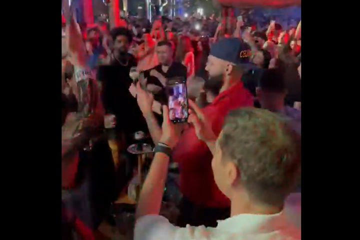 Ολυμπιακός: Ο Φουρνιέ το γλέντησε με τη ψυχή του τραγουδώντας τον ύμνο της ομάδας