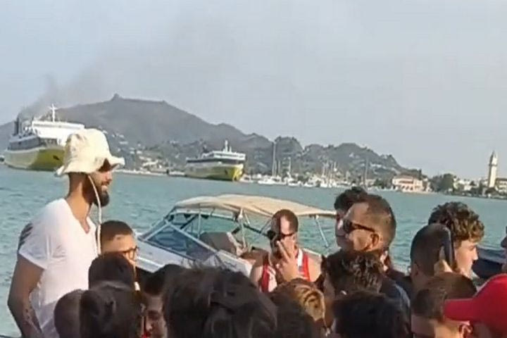 Φουρνιέ: Τρέλα και στη Ζάκυνθο για τον Γάλλο, VIDEO με την αποθέωση που γνώρισε στο λιμάνι του νησιού
