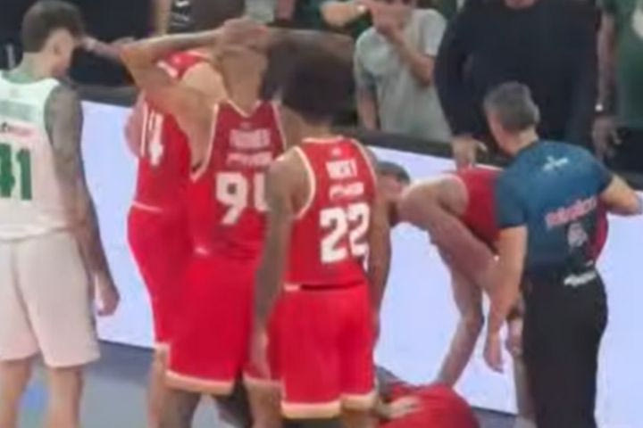 Δυνατή εικόνα: Ο Φουρνιέ έπιανε το κεφάλι του την ώρα που ο Φαλ ήταν πεσμένος στο glass floor
