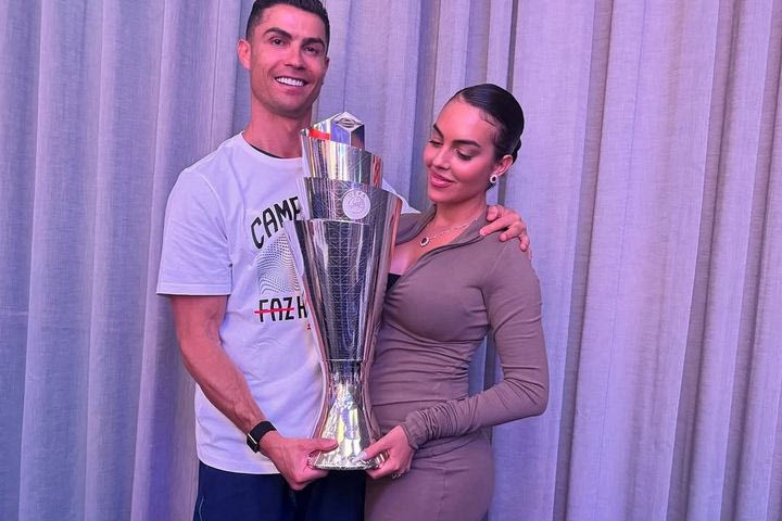 Ο Ρονάλντο χαμογελαστός στην αγκαλιά της Χεορχίνα μετά την κατάκτηση του Nations League