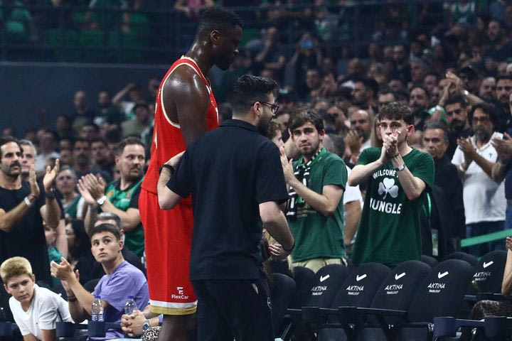 Παναθηναϊκός AKTOR – Ολυμπιακός: Το χειροκρότημα του Παύλου Γιαννακόπουλου στον τραυματία Φαλ, κατά την αποχώρησή του