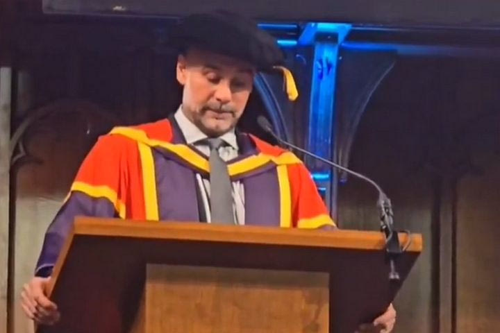 “Πονάει όλο μου το σώμα”: Ο Γκουαρδιόλα λύγισε για τα παιδιά της Γάζας στη στιγμή της δικής του τιμής