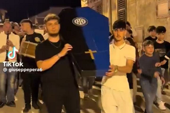Φέρετρο, μουσικά όργανα και καζούρα – Η Μίλαν “έθαψε” την Ίντερ μετά τον τελικό
