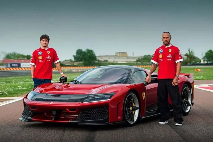 Δείτε τους Λεκλέρ και Χάμιλτον να οδηγούν τη θηριώδη νέα Ferrari F80