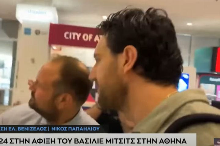 Μίτσιτς, αποθέωση στο αεροδρόμιο από φίλο του Ολυμπιακού: “Σε αγαπάμε, έλα στην ομάδα μας σε περιμένουμε”