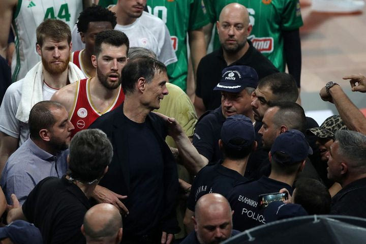 Παναθηναϊκός AKTOR – Ολυμπιακός: Διάλογος Μπαρτζώκα με οπαδούς των πρασίνων έξω από τη φυσούνα