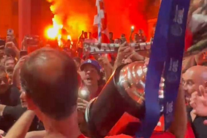 Εντυπωσιακές εικόνες από το SPORT24: Παράνοια και αποθέωση για Μπαρτζώκα και Αγγελόπουλους στο πάρκινγκ του ΣΕΦ