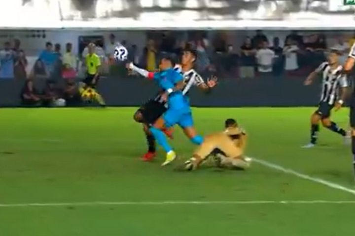 Ο Νεϊμάρ πήγε να σκοράρει με το χέρι και αποβλήθηκε