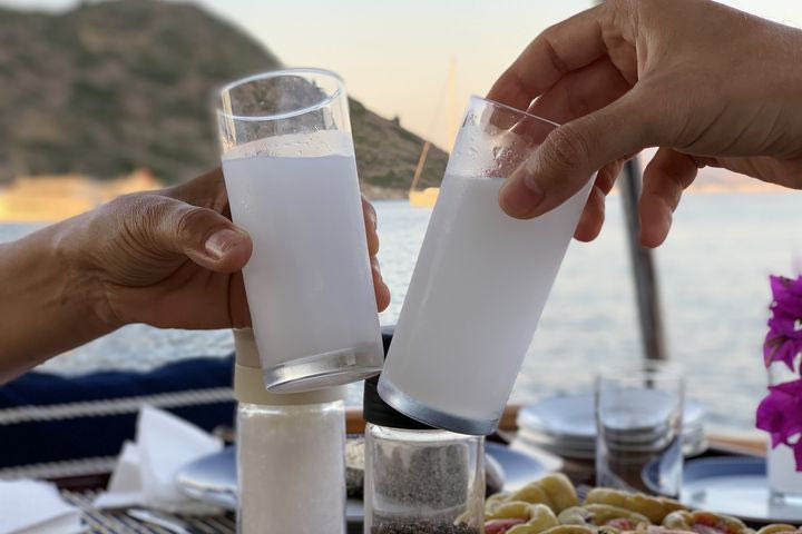 Καλοκαίρι, μπάλα και Ούζο Πλωμάρι: Γιατί οι καλύτερες φάσεις παίζονται στο τραπέζι