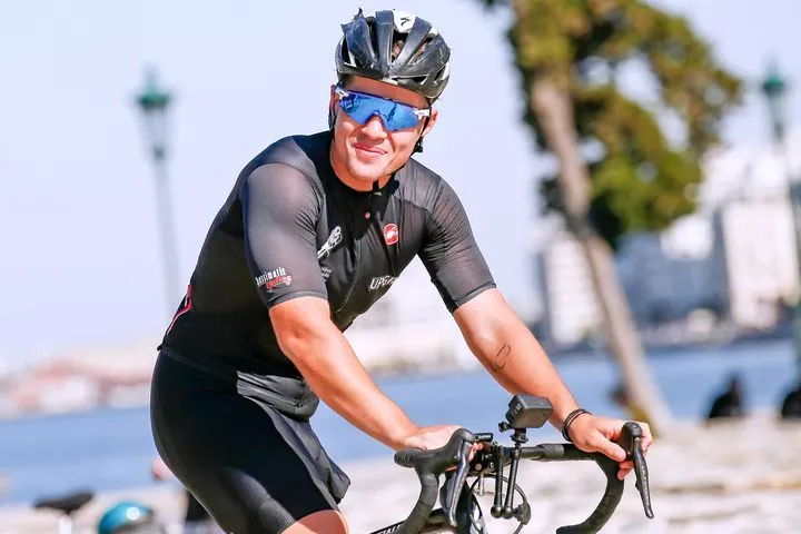 Wheels of Will 2025: Ο Νίκος Παπαγγελής έκανε τον γύρο της Κρήτης με ποδήλατο για τα παιδιά που δίνουν τον πιο σημαντικό αγώνα