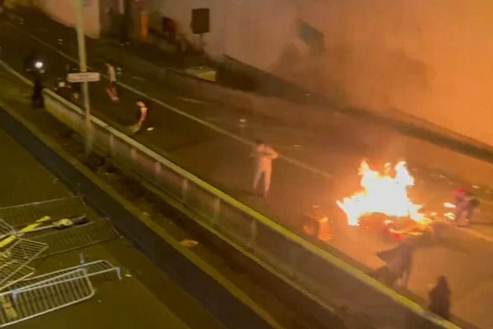 Παρί Σεν Ζερμέν: Χάος το Παρίσι, οδοφράγματα και ποδήλατα πετάχτηκαν σε κεντρικό δρόμο