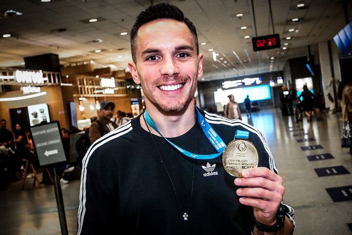 Πετρούνιας: Ο “άρχοντας των κρίκων” επέστρεψε στην Ελλάδα με το χρυσό μετάλλιο περασμένο στον λαιμό του