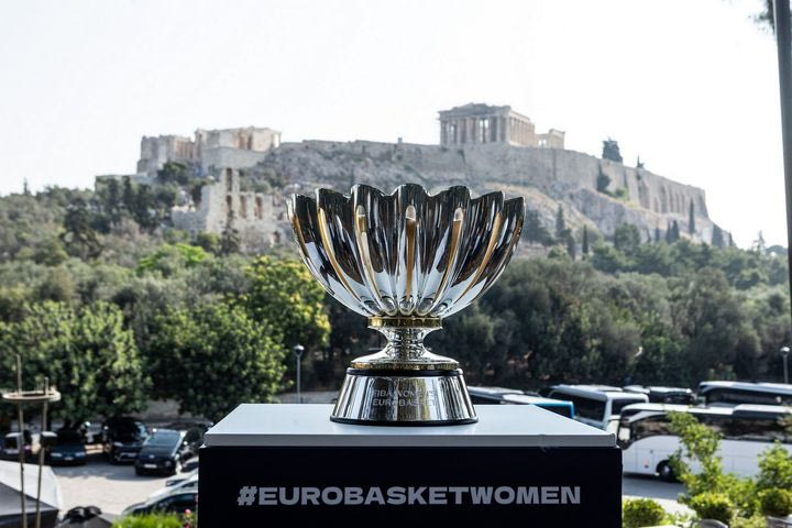 Το τρόπαιο του EuroBasket Γυναικών 2025 στην Ακρόπολη