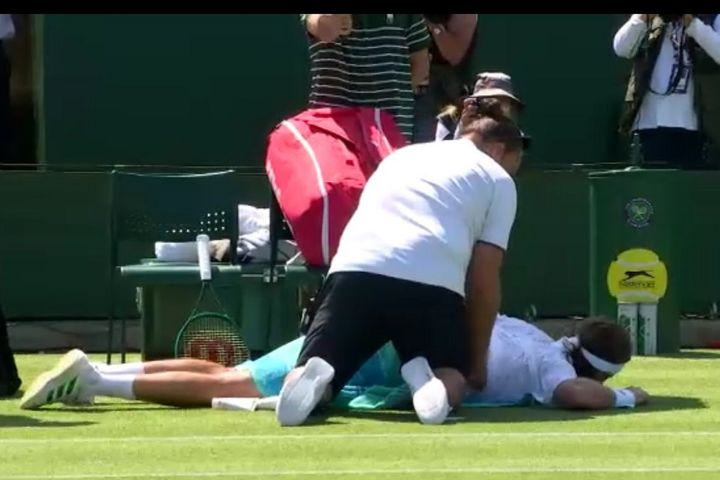 Wimbledon: Ο Τσιτσιπάς ζήτησε ιατρικό time-out στο 2ο σετ του αγώνα με τον Ρογέ και τελικά εγκατέλειψε με την ολοκλήρωσή του