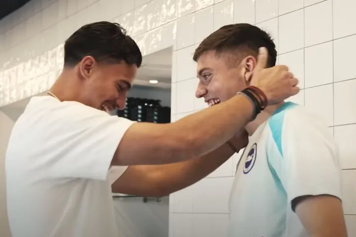 Η αγκαλιά του Μπάμπη Κωστούλα με τον Στέφανο Τζίμα