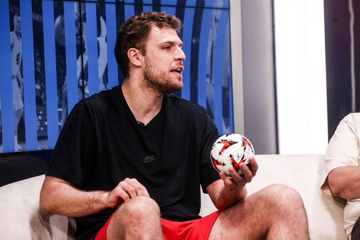 Ο Σάσα Βεζένκοβ στο SPORT24: “Ο Φουρνιέ είναι απίστευτα επαγγελματίας, μόνο στα ρεπό του τρώει σουβλάκια”