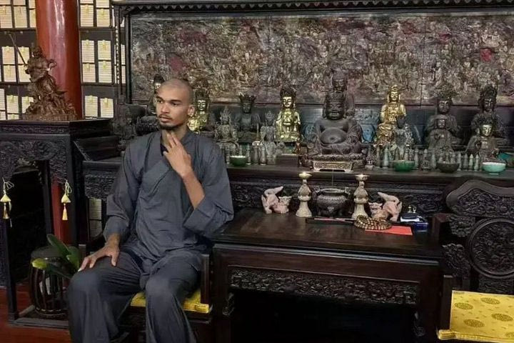 O Βικτόρ Γουεμπανιεμά ξύρισε το κεφάλι του και έζησε από πρώτο χέρι την κουλτούρα των Σαολίν