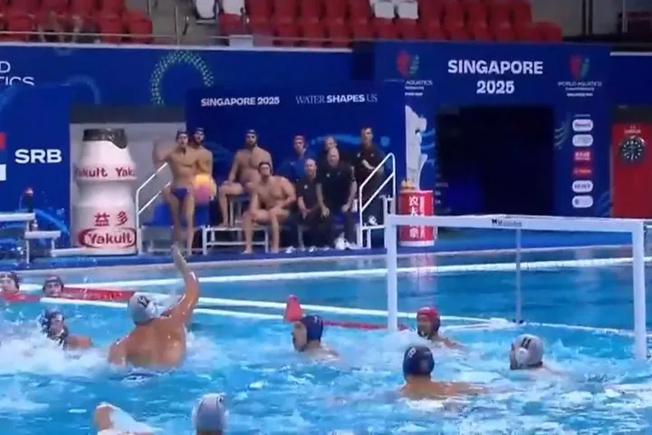 Ο Παπανικολάου σκόραρε με δυνατό σουτ από κοντά για το 1-0 της Ελλάδας επί της Σερβίας