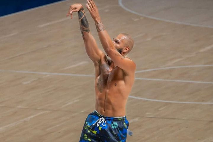 Το carousel του Εβάν Φουρνιέ στο Instagram έχει 20 φωτογραφίες κι ένα κρασί 6.500 ευρώ