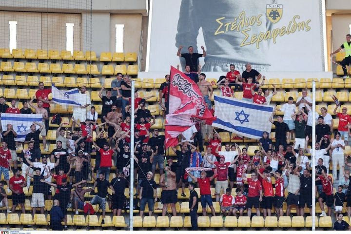 Οι οπαδοί της Χάποελ Μπερ Σεβά στις εξέδρες της OPAP Arena με σημαίες του Ισραήλ