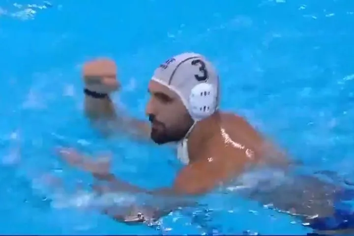 Ο Σκουμπάκης έδωσε προβάδισμα τεσσάρων γκολ στην Εθνική με σκαστό σουτ για το 6-2 και το πανηγύρισε