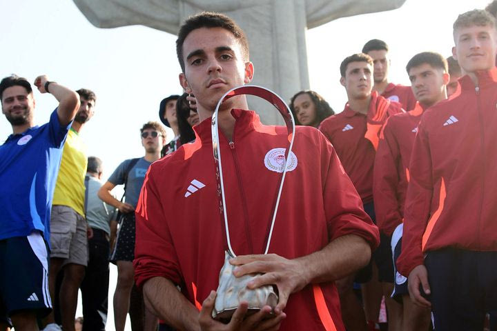 Ο Λίγδας με το τρόπαιο του Youth League