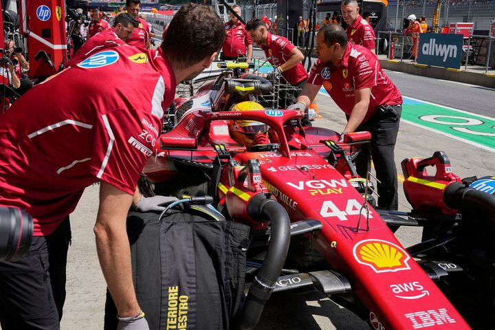 Χάμιλτον και Ferrari στην κορυφή στις πρώτες δοκιμές του Σίλβερστοουν