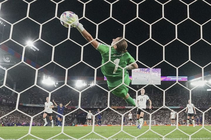 Women’s Euro 2025: Η απίθανη επέμβαση της Μπέργκερ που κράτησε όρθια τη Γερμανία στην παράταση του προημιτελικού με τη Γαλλία