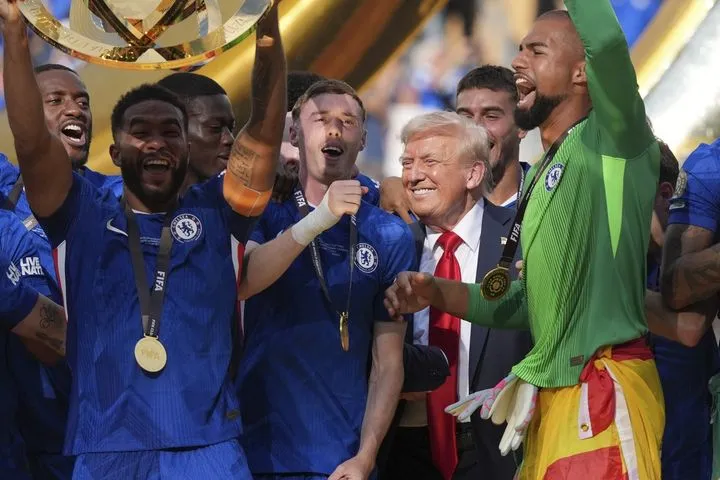 Παγκόσμιο Κύπελλο Συλλόγων: Το “τι κάνει αυτός εδώ” του Πάλμερ για τον Τραμπ στην τελετή απονομής