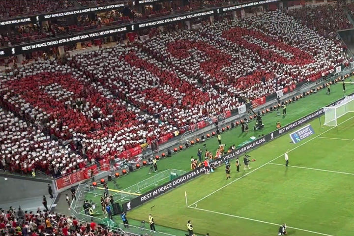 Λίβερπουλ: Το εκπληκτικό κορεό των οπαδών των Reds για τον Ζότα και το στεφάνι που άφησε ο Κένι Νταλγκλίς στο φιλικό με τη Μίλαν