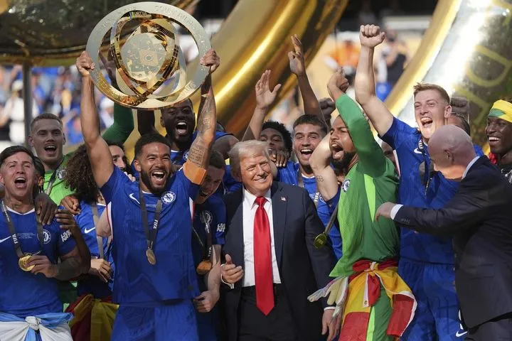 Ο Ντόναλντ Τραμπ κράτησε το αυθεντικό τρόπαιο του Παγκοσμίου Κυπέλλου Συλλόγων και άφησε την Τσέλσι με ρέπλικα