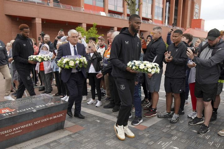 Ντιόγκο Ζότα: Συγκινητική στιγμή με τους παίκτες της Έβερτον να καταθέτουν στεφάνια στη μνήμη του