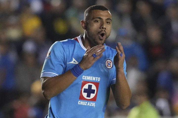 Γιακουμάκης: Ο λόγος που η Κρουζ Αζούλ έβαλε τον διεθνή Έλληνα επιθετικό να προπονείται μόνος του