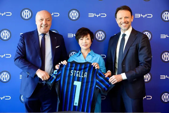 Η επικεφαλής της BYD τιμήθηκε με το βραβείο Xataka Legend 2025