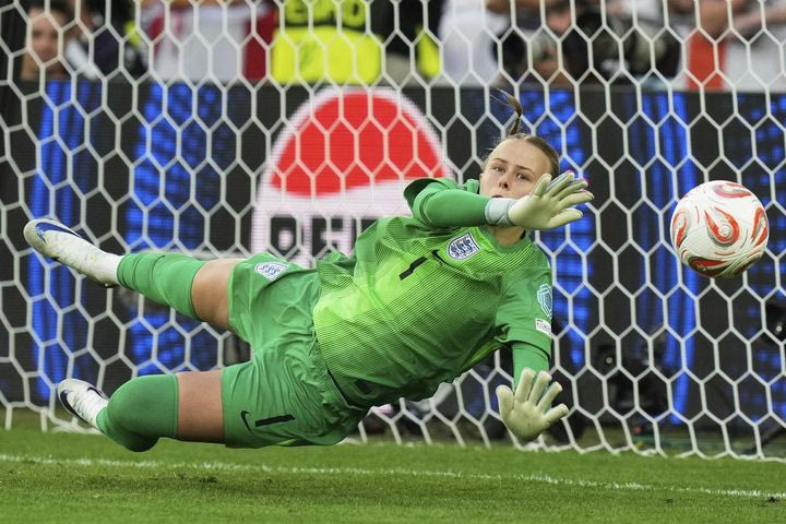 Δεν ξανάγινε: Η Χάμπτον έκοψε το μανίκι της για να κολλήσει το χαρτάκι των εκτελέσεων πέναλτι των Ισπανίδων