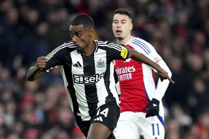 Λίβερπουλ, μεταγραφές: Συμφώνησε με τον Ίσακ για συμβόλαιο έως το 2031, στρέφεται σε Σέσκο η Νιούκαστλ